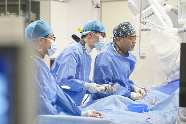 华体会体育
团队进行介入手术_副本.jpg